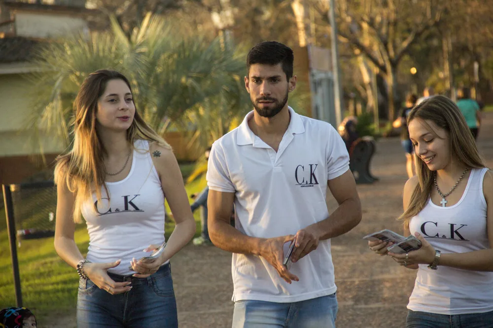 Promocion comercial con modelos de la agencia